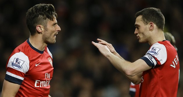 Olivier Giroud (vlevo) a Thomas Vermaelen slaví gól Arsenalu. Olivier Giroud (vlevo) a Thomas Vermaelen slaví gól Arsenalu.