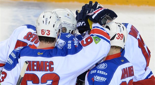 Hokejisté pražského Lva slaví první gól ve finále KHL na ledě Magnitogorsku. Hokejisté pražského Lva slaví první gól ve finále KHL na ledě Magnitogorsku.
