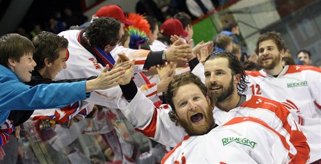 Olomoučtí hokejisté slaví návrat do extraligy. Olomoučtí hokejisté slaví návrat do extraligy.