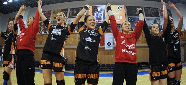 Mostecké házenkářky slaví bronz po závěrečném kole interligy. Mostecké házenkářky slaví bronz po závěrečném kole interligy.