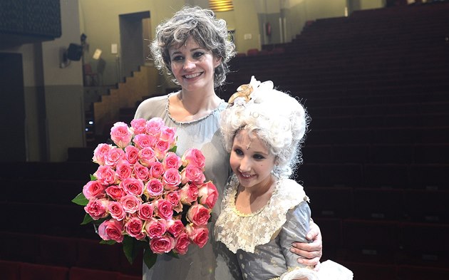 Monika Absolonová jako Antoinetta a Natálie Grossová jako její muzikálová... Monika Absolonová jako Antoinetta a Natálie Grossová jako její muzikálová...