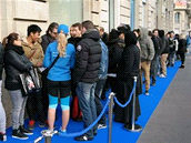 V Paříži při zahájení prodeje nového Samsungu Galaxy S5 stáli zákazníci v... V Paříži při zahájení prodeje nového Samsungu Galaxy S5 stáli zákazníci v...