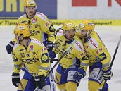 Zlínští hokejisté oslavují vstřelenou branku v šestém semifinále play-off proti Zlínští hokejisté oslavují vstřelenou branku v šestém semifinále play-off proti