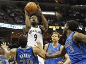 Tony Allen z Memphisu střílí v utkání proti Dallasu. Tony Allen z Memphisu střílí v utkání proti Dallasu.