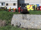 Vážná nehoda v Hradci Králové. Auto přelétlo kanál a skončilo na druhém břehu... Vážná nehoda v Hradci Králové. Auto přelétlo kanál a skončilo na druhém břehu...