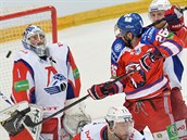 Michal Řepík ze Lva (druhý zprava) dává gól. Vlevo brankář Curtis Sanford, v... Michal Řepík ze Lva (druhý zprava) dává gól. Vlevo brankář Curtis Sanford, v...