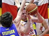 Pardubický Lukáš Kotas útočí na ústecký koš. Pardubický Lukáš Kotas útočí na ústecký koš.