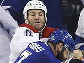 Radko Gudas (vpravo) z Tampy Bay v pěstním souboji s Brandonem Prustem z... Radko Gudas (vpravo) z Tampy Bay v pěstním souboji s Brandonem Prustem z...
