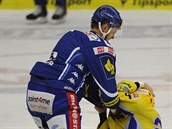 Zlínský útočník Pavel Kubiš (vpravo) byl v bitce s Ryleyem Millerem z Brna v... Zlínský útočník Pavel Kubiš (vpravo) byl v bitce s Ryleyem Millerem z Brna v...