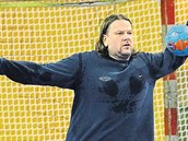 Brankář extraligových házenkářů Talentu M.A.T. Plzeň Radek Motlík odráží míč... Brankář extraligových házenkářů Talentu M.A.T. Plzeň Radek Motlík odráží míč...