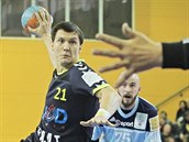 Plzeňský házenkář Petr Vinkelhöfer střílí na hranickou branku. Plzeňský házenkář Petr Vinkelhöfer střílí na hranickou branku.
