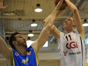 Jan Jiříček (uprostřed) z Děčína střílí přes opavského Radima Kramného (vlevo),... Jan Jiříček (uprostřed) z Děčína střílí přes opavského Radima Kramného (vlevo),...