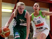 Beáta Adamcová (vlevo) z Valosunu Brno uniká kolem Barbory Kašpárkové z IMOS... Beáta Adamcová (vlevo) z Valosunu Brno uniká kolem Barbory Kašpárkové z IMOS...