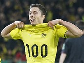 KULATINY. Robert Lewandowski slaví svůj 100. gól v dresu Dortmundu. Vstřelil ho... KULATINY. Robert Lewandowski slaví svůj 100. gól v dresu Dortmundu. Vstřelil ho...