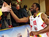 Corey Muirhead slaví s fanoušky postup Pardubic do ligového semifinále. Corey Muirhead slaví s fanoušky postup Pardubic do ligového semifinále.