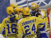 Zlínští hokejisté se radují z gólu proti Kometě Brno. Zlínští hokejisté se radují z gólu proti Kometě Brno.