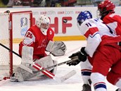 Český junior Václav Karabáček (v bílém) se tlačí k dánské brance. Český junior Václav Karabáček (v bílém) se tlačí k dánské brance.