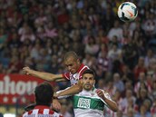 Miranda z Atletika Madrid vyskočil nejvýše a překonal gólmana Elche. Miranda z Atletika Madrid vyskočil nejvýše a překonal gólmana Elche.