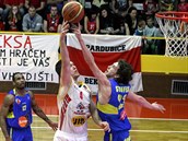 Pardubický Martin Peterka hází míč na koš v duelu proti Ústí nad Labem. Pardubický Martin Peterka hází míč na koš v duelu proti Ústí nad Labem.