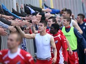 VÍTĚZNÁ DĚKOVAČKA. Fotbalisté Baníku Ostrava slaví s fanoušky vítězství nad... VÍTĚZNÁ DĚKOVAČKA. Fotbalisté Baníku Ostrava slaví s fanoušky vítězství nad...