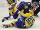 Ryley Miller z Komety Brno v bitce s Pavlem Kubišem ze Zlína.