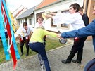 Za odměnu chasníci polili ženy vodou. Za odměnu chasníci polili ženy vodou.