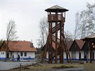 Uprostřed kempu stojí malá dřevěná rozhledna. Uprostřed kempu stojí malá dřevěná rozhledna.