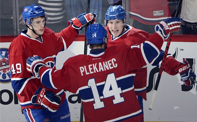 Hokejisté Montrealu Brendan Gallagher (vpravo), Tomáš Plekanec a Michael Hokejisté Montrealu Brendan Gallagher (vpravo), Tomáš Plekanec a Michael
