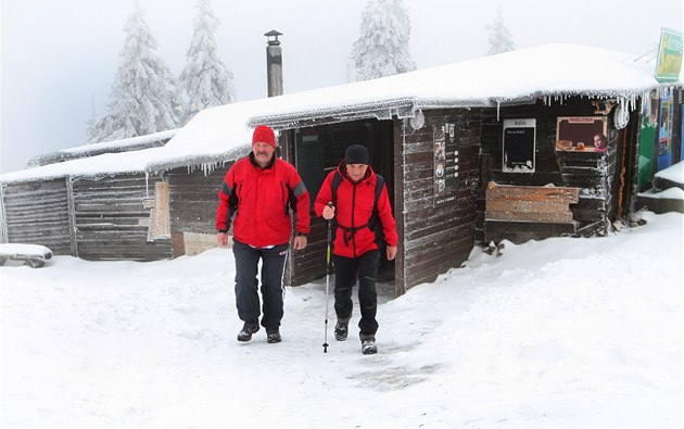Tady jsou doma. Šéf lysohorského Klubu českých turistů Dušan Štůsek (vlevo) Tady jsou doma. Šéf lysohorského Klubu českých turistů Dušan Štůsek (vlevo)