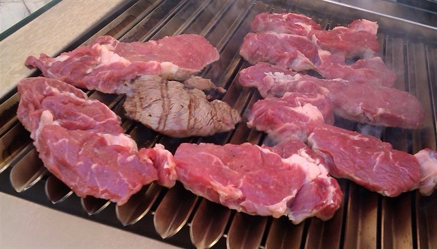 Telecí rib eye steak nepotřebuje dlouhou tepelnou úpravu. Telecí rib eye steak nepotřebuje dlouhou tepelnou úpravu.
