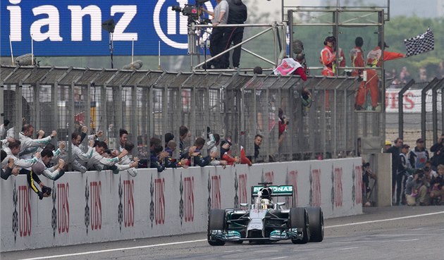 TOHLE NENÍ CÍL. V této chvíli ještě Lewis Hamilton netušil, že tím správným TOHLE NENÍ CÍL. V této chvíli ještě Lewis Hamilton netušil, že tím správným