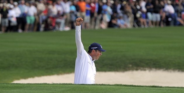 Matt Kuchar jásá po skvělé ráně z písku v závěru turnaje v Hilton Head. Matt Kuchar jásá po skvělé ráně z písku v závěru turnaje v Hilton Head.