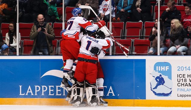 Čeští hokejisté do 18 let se radují z postupu do semifinále mistrovství světa. Čeští hokejisté do 18 let se radují z postupu do semifinále mistrovství světa.