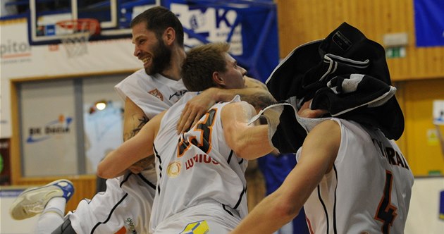 Basketbalisté Děčína slaví vítězství. Basketbalisté Děčína slaví vítězství.