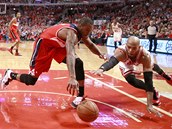 Za odraženým míčem se ženou Trevor Booker (vlevo) z Washingtonu a Taj Gibson z Za odraženým míčem se ženou Trevor Booker (vlevo) z Washingtonu a Taj Gibson z