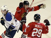 Bryan Bickell (vpravo) a Jonathan Toews z Chicaga se radují z branky v duelu se Bryan Bickell (vpravo) a Jonathan Toews z Chicaga se radují z branky v duelu se
