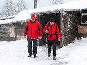 Tady jsou doma. Šéf lysohorského Klubu českých turistů Dušan Štůsek (vlevo) Tady jsou doma. Šéf lysohorského Klubu českých turistů Dušan Štůsek (vlevo)