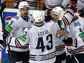 Český útočník Jan Kovář se raduje s hráči Magnitogorsku z gólu ve třetím finále... Český útočník Jan Kovář se raduje s hráči Magnitogorsku z gólu ve třetím finále...