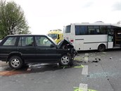 Kolize autobusu a dvou automobilů u Rohatce na Hodonínsku. (21. dubna 2014) Kolize autobusu a dvou automobilů u Rohatce na Hodonínsku. (21. dubna 2014)