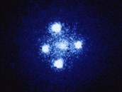 Gravitační čočky zpopularizoval už ve 30. letech v časopise Scientific American astronom Henry Norris Russell. Jejím nejčastějším projevem je "zmnožení" obrazu - v tomto případě do čtyř dalších obrazů. Pro tuto konfiguraci se zase vžil výraz Einsteinův kříž. Na to, že se Einstenovi do publikace o gravitačních čočkách nechtělo, je s nimi jeho jméno dnes spojeno velmi pevně. Gravitační čočky zpopularizoval už ve 30. letech v časopise Scientific American astronom Henry Norris Russell. Jejím nejčastějším projevem je "zmnožení" obrazu - v tomto případě do čtyř dalších obrazů. Pro tuto konfiguraci se zase vžil výraz Einsteinův kříž. Na to, že se Einstenovi do publikace o gravitačních čočkách nechtělo, je s nimi jeho jméno dnes spojeno velmi pevně.