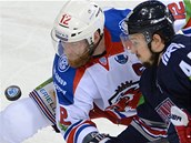 Jiří Novotný ze Lva Praha (vlevo) a Jan Kovář z Magnitogorsku bojují o puk. Jiří Novotný ze Lva Praha (vlevo) a Jan Kovář z Magnitogorsku bojují o puk.