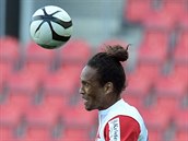 Slávistický obránce Fernando Neves v hlavičkovém souboji s plzeňským Milanem... Slávistický obránce Fernando Neves v hlavičkovém souboji s plzeňským Milanem...