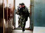 Vstup do budovy v rámci nácviku obsazení objektu a zadržení nepřítele, který... Vstup do budovy v rámci nácviku obsazení objektu a zadržení nepřítele, který...