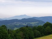 Ještěd z Kozákova, v popředí Besedice a Sokol Ještěd z Kozákova, v popředí Besedice a Sokol