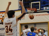 KOŠ V POSLEDNÍ SEKUNDĚ. Děčínský basketbalista Pavel Bosák právě rozhoduje KOŠ V POSLEDNÍ SEKUNDĚ. Děčínský basketbalista Pavel Bosák právě rozhoduje