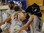 Basketbalisté Děčína slaví vítězství. Basketbalisté Děčína slaví vítězství.