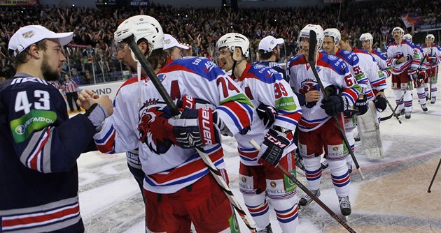 DŮSTOJNÉ LOUČENÍ. Hokejisté pražského Lva (v bílém) zdraví po sedmém finále KHL DŮSTOJNÉ LOUČENÍ. Hokejisté pražského Lva (v bílém) zdraví po sedmém finále KHL