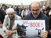 Muslimové se rozhodli na protest proti policejnímu zásahu v Islámské nadaci v... Muslimové se rozhodli na protest proti policejnímu zásahu v Islámské nadaci v...