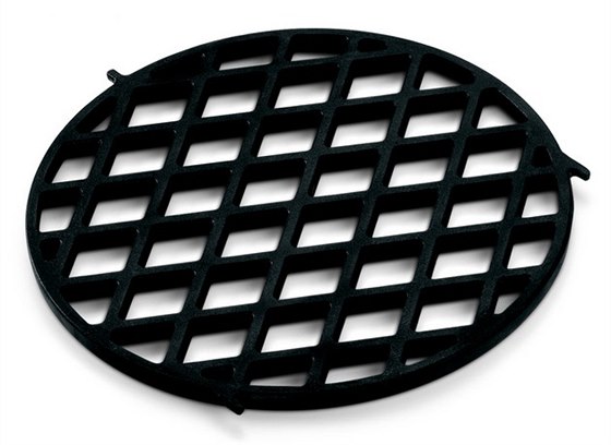 Sear Grate – rošt určený pro searing čili prudké pečení vytvoří díky porcelánem smaltované litině perfektní grilovací mřížku. Cena 1 369 Kč. Sear Grate – rošt určený pro searing čili prudké pečení vytvoří díky porcelánem smaltované litině perfektní grilovací mřížku. Cena 1 369 Kč.