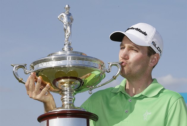 Brendon Todd s trofejí pro vítze turnaje v Irvingu.